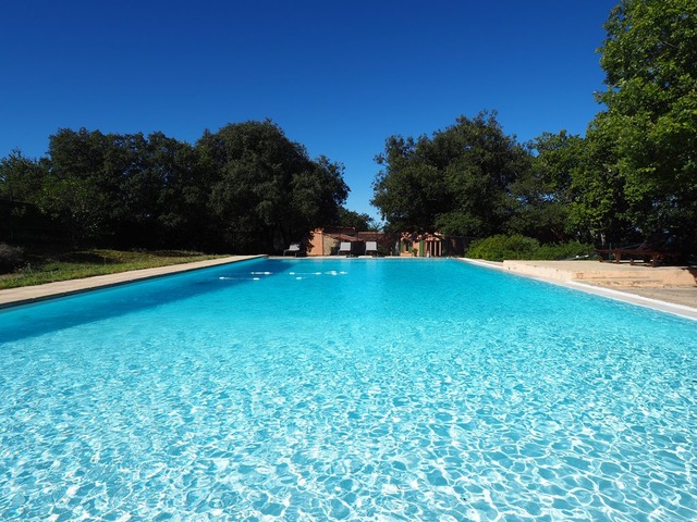 Piscine à débordement avec vue sur le Luberon