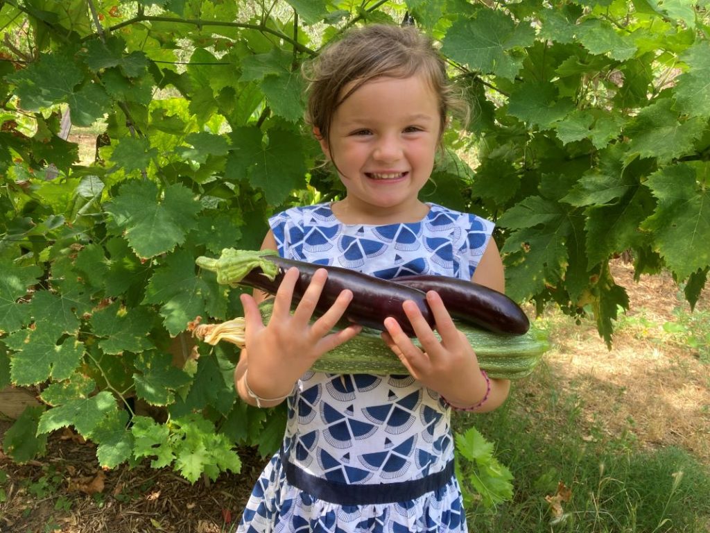 Une de nos petite fille très fière de la récolte