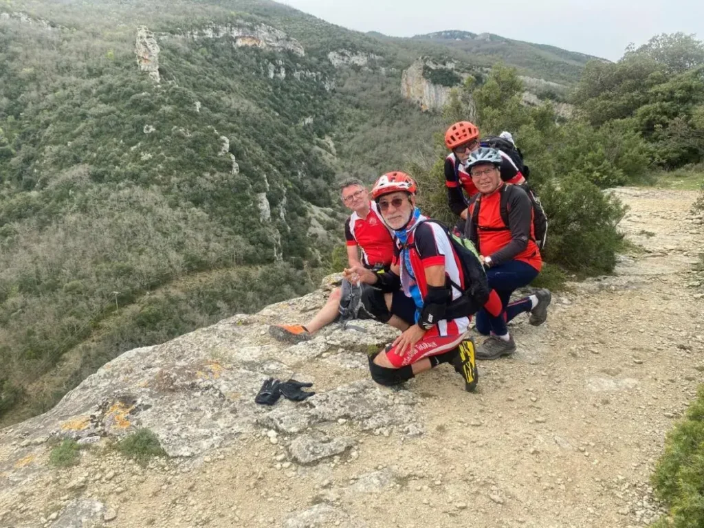 VTT en Luberon : Cycliste explorant le Luberon avec des paysages à couper le souffle.