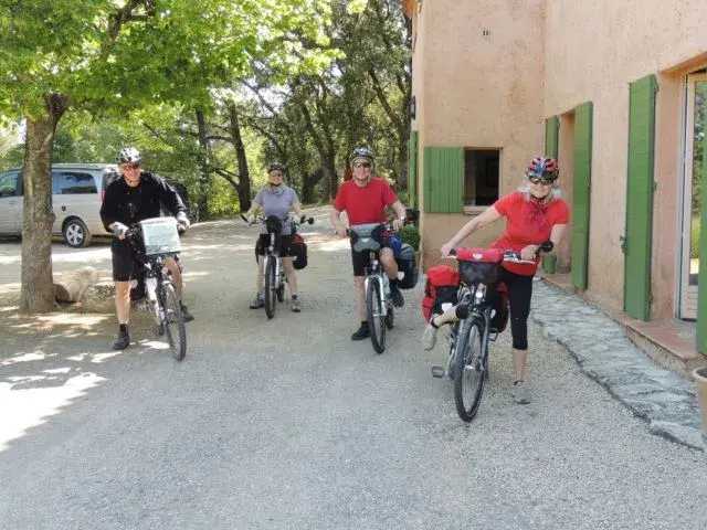 Sentiers pour tous niveaux : Cyclistes sur différents parcours adaptés à tous les niveaux dans le Luberon.