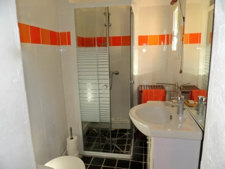 Chambre Grenadine - salle d’eau équipée pour votre confort