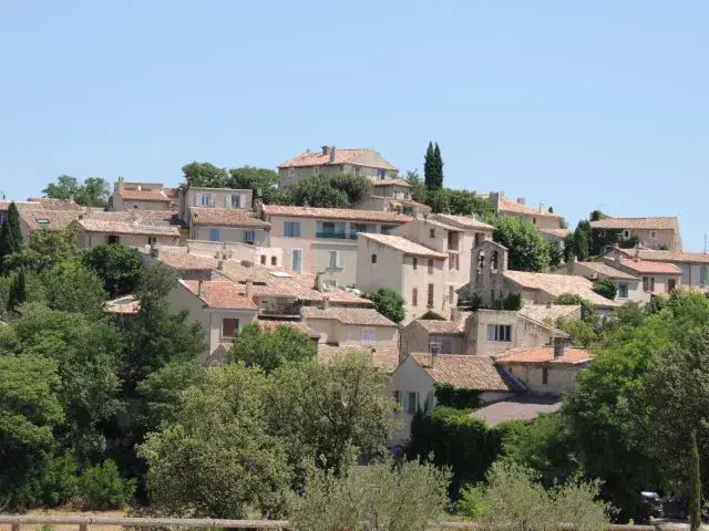 Vue aérienne de notre bastide en Provence entourée de verdure