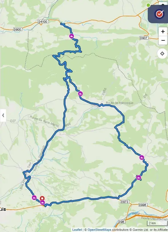 Cycliste VTC gravissant une montée dans le Luberon