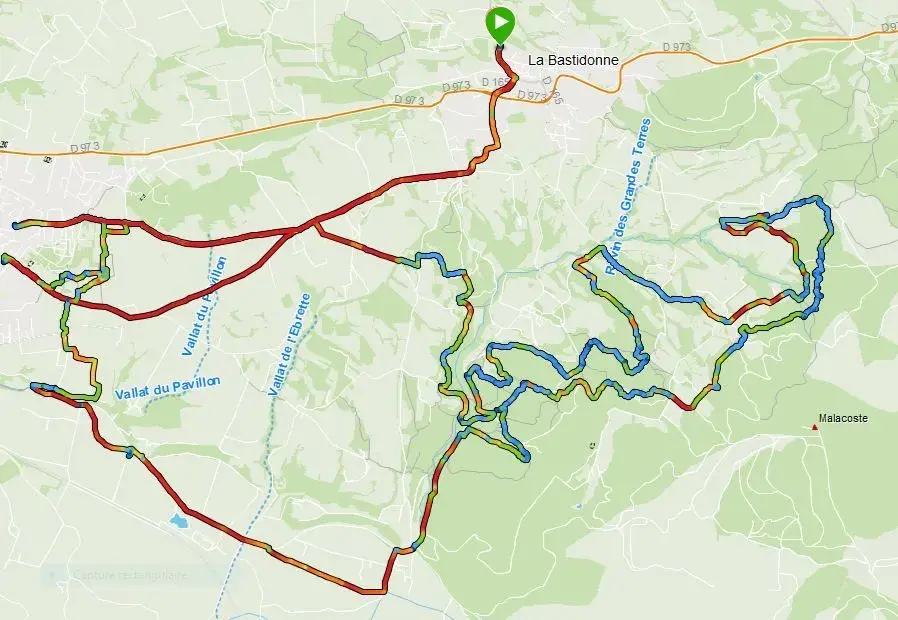 VTT avec Patrick : Cycliste accompagné par Patrick lors d’une sortie VTT personnalisée dans le Luberon.