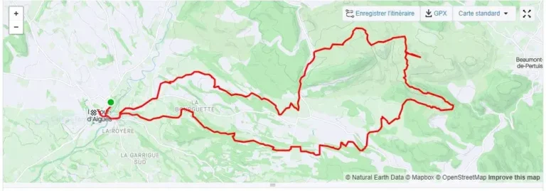 Groupe de cyclistes en sortie VTT dans le Luberon