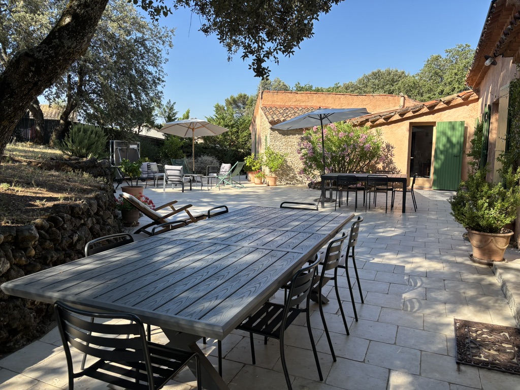 Jardin et terrasse des Chênes Verts
