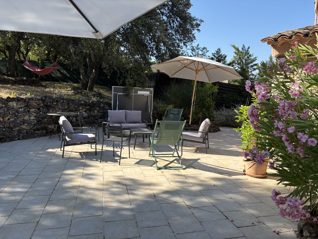 La terrasse des Chênes Verts entourée de végétation