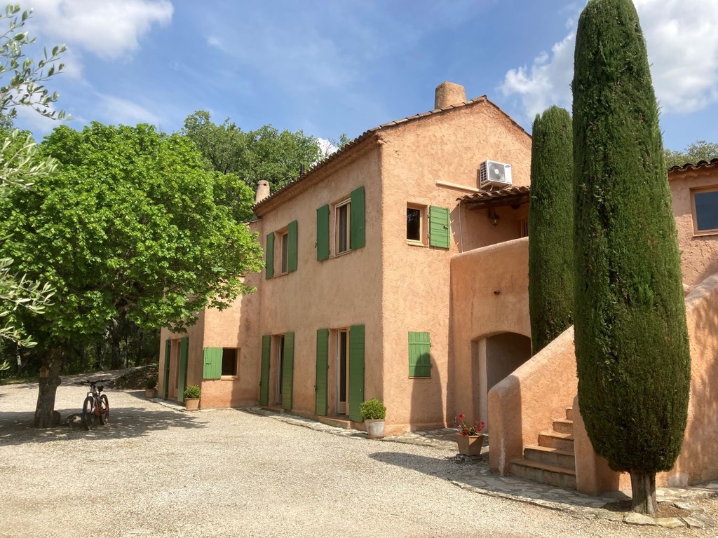 La façade fleurie des Chênes Verts