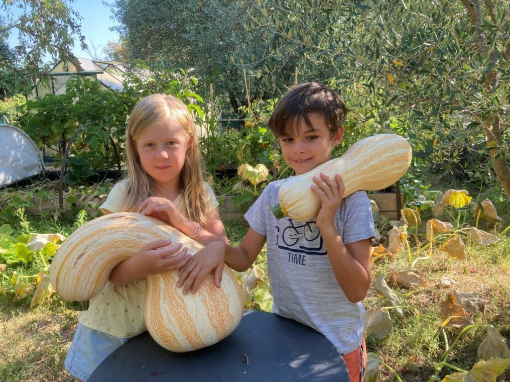 2 des petits enfants fières de participer aux récoltes