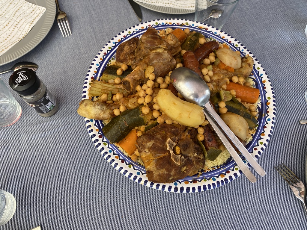 Plat généreux préparé pour la table d’hôtes