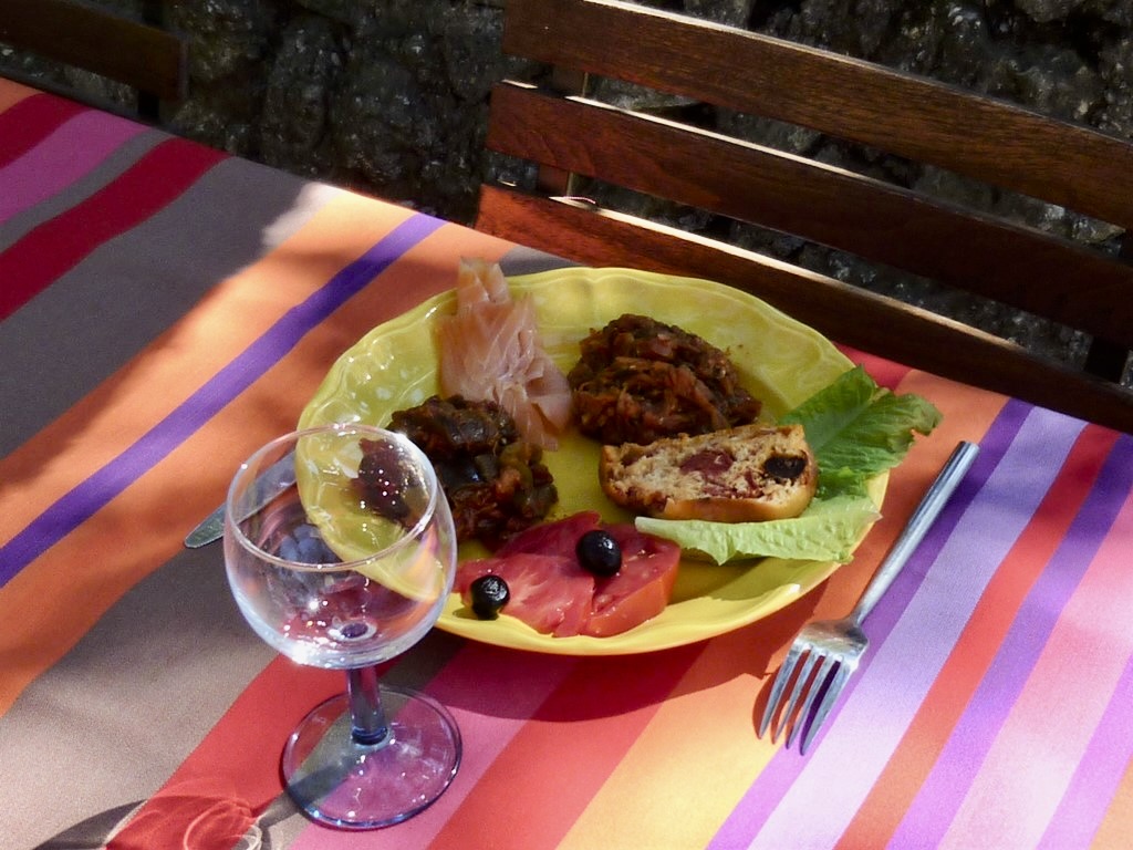 Repas partagé à la table des Chênes Verts