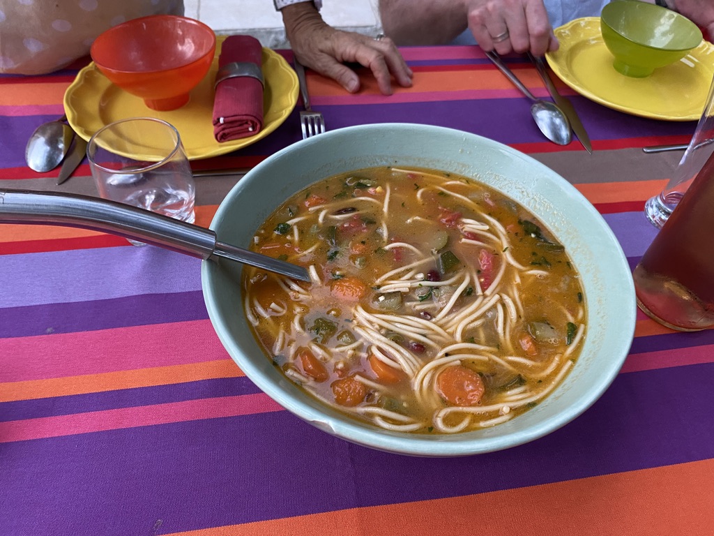 Soupe maison préparée avec des légumes