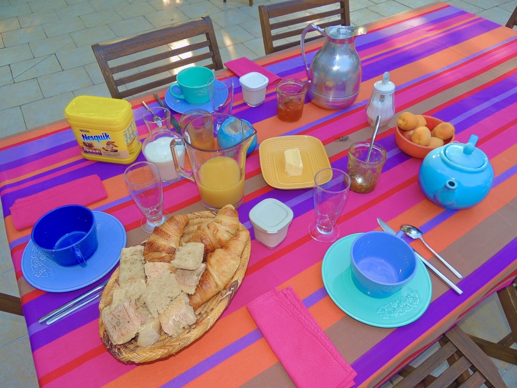 Table colorée dressée aux Chênes Verts